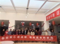 奉獻(xiàn)愛心送溫暖，敬老愛老樹新風(fēng)